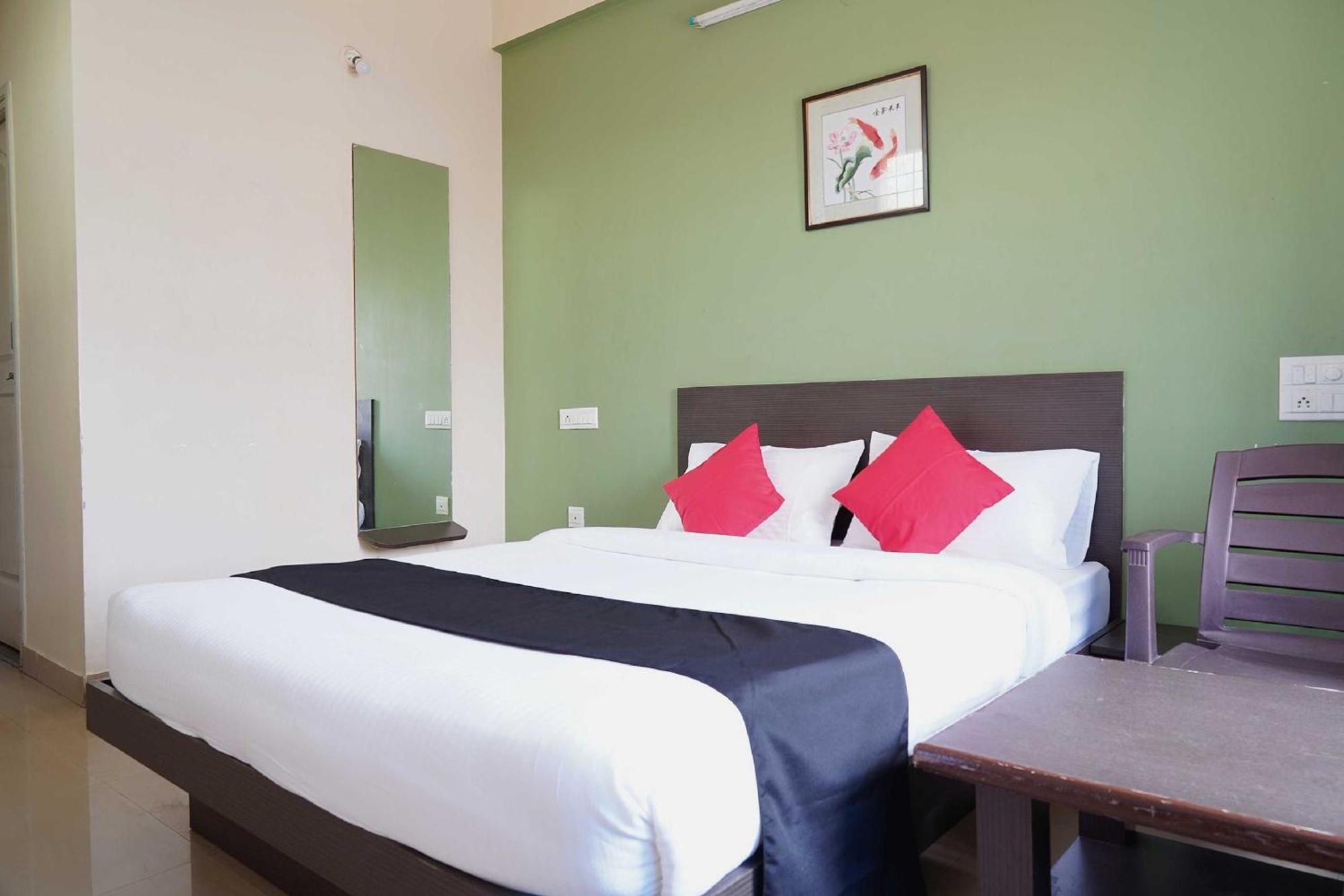 Oyo Chinthu Comforts Tumkur Extérieur photo