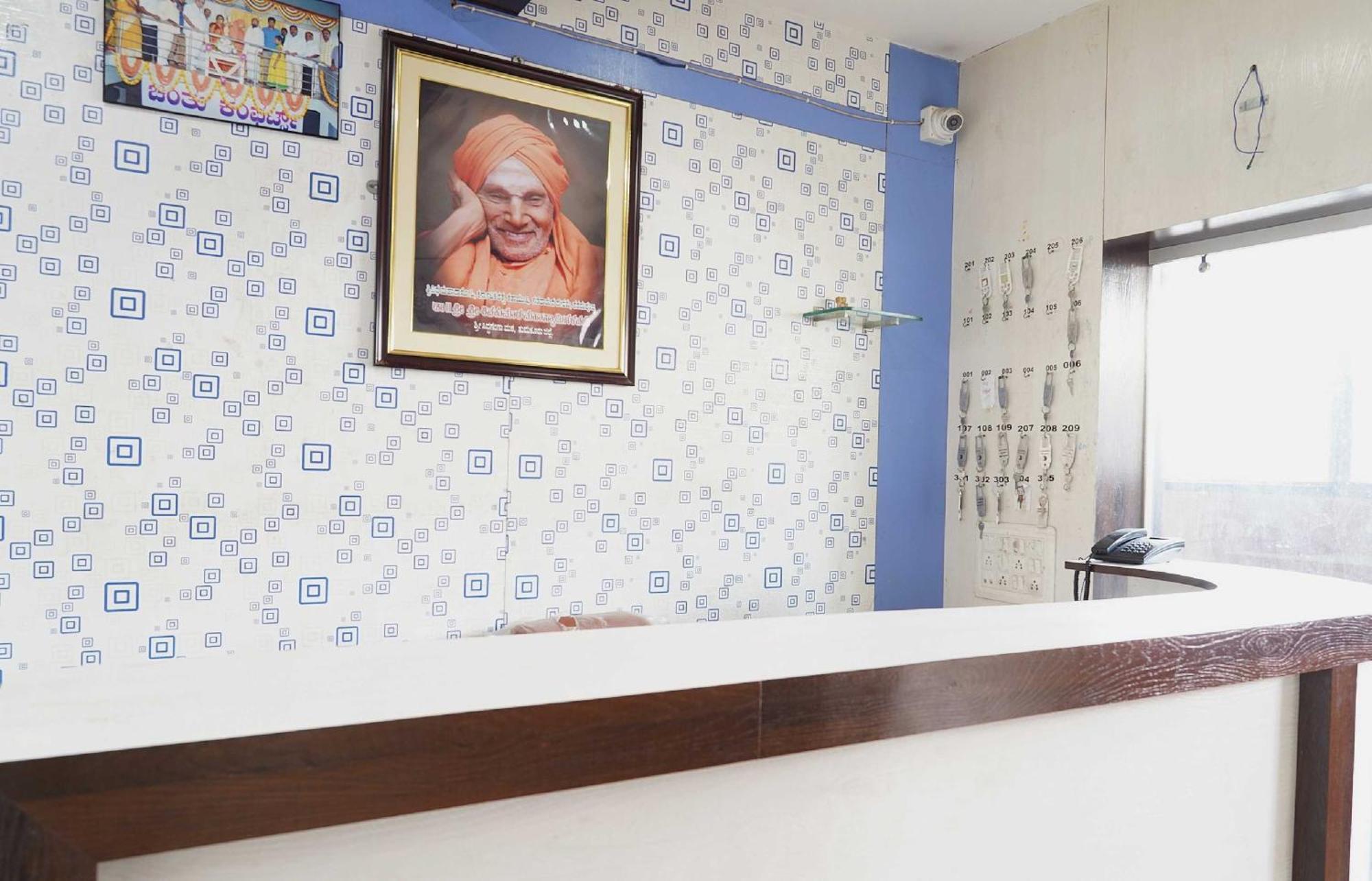 Oyo Chinthu Comforts Tumkur Extérieur photo
