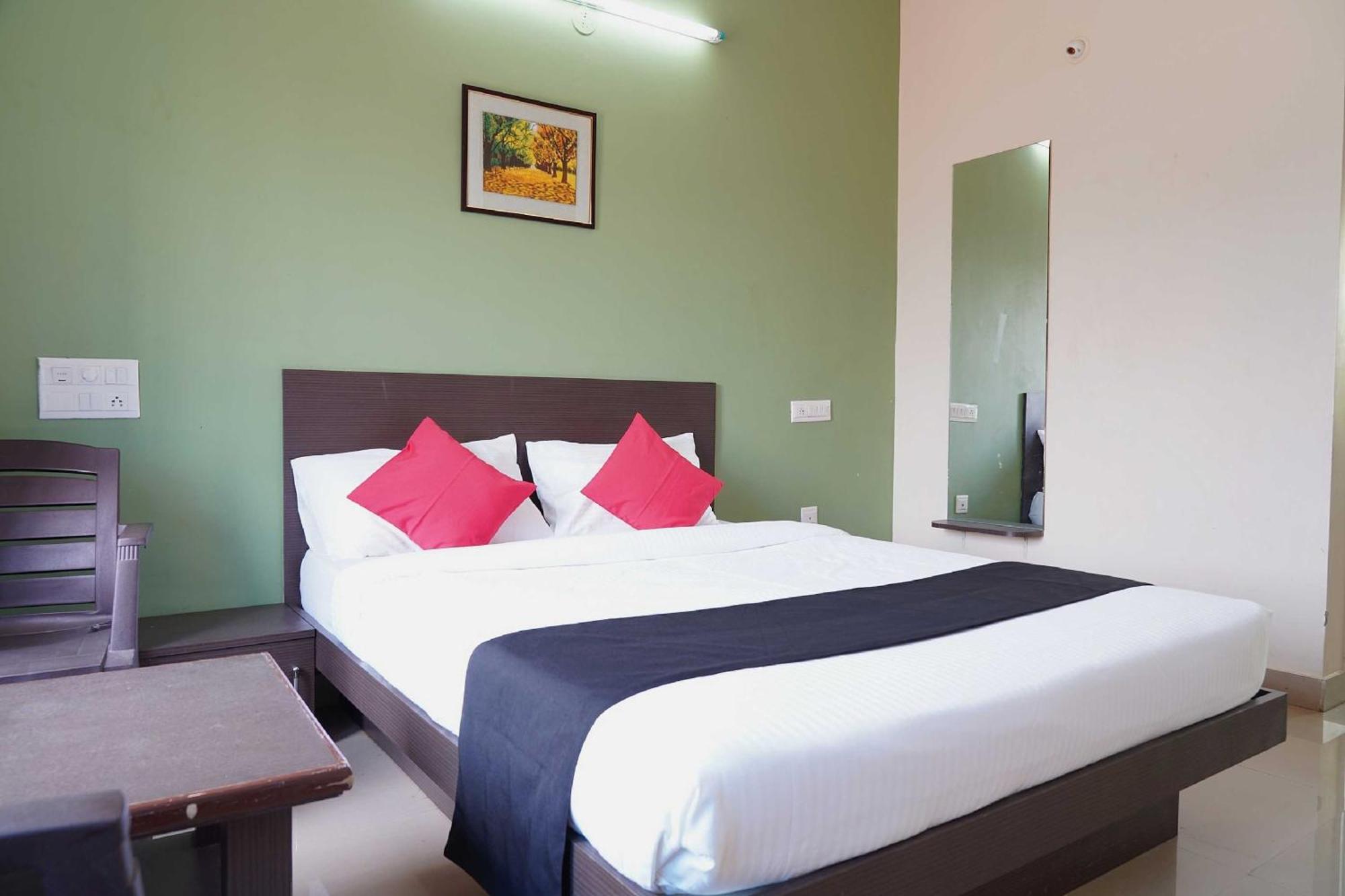 Oyo Chinthu Comforts Tumkur Extérieur photo